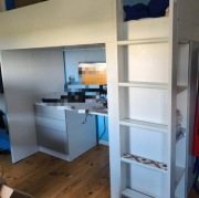 Łozko pietrowe z biurkiem i szafa 