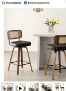 Krzesła barowe z drewnianymi nogami 