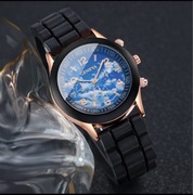 Elegancki zegarek kwarcowy z silikonowym paskiem