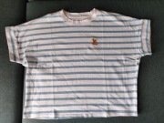 Szeroki, krótki t-shirt w paski z naszywką małpki