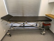 stół zabiegowy SCHMITZ – regulowany, medyczny, na kółkach