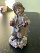 Świąteczna figurka dziewczynka z bębenkiem.