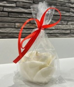 ŚWIECA OZDOBNA W KSZTAŁCIE RÓŻY BIAŁA.