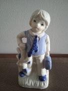 Figurka z porcelany , chłopczyk biało,-niebieski
