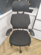 Humanscale freedom z zagłówkiem 