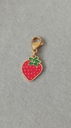 Zawieszka truskawka z zapięciem do bransoletki lub naszyjnika 
