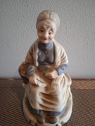 Figurka z porcelany Babcia siedząca
