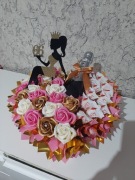 Prezent dla mamy kobiety – box z róże mydlane i słodycze czarno-fuksjowy.