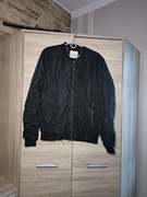 Czarna delikatnie ocieplana kurtka bomberka 