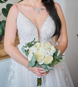 Błyszcząca suknia ślubna 