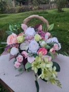 Stroik na pomnik w pastelowych kolorach – elegancka kompozycja kwiatowa