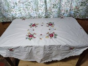 Ręcznie haftowany obrus 140x135