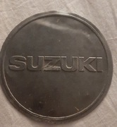 Blaszka emblemat na dekiel silnika Suzuki