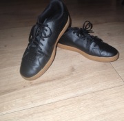 Czarne sneakersy z gumową podeszwą – wygodne buty sportowe