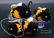 Pszczółka pompon pomponik dekoracja ozdoba ul miód