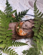 Wisiorek w kształcie księżyca w oprawie ze starego złota,