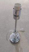 Lampka bez abażuru i bez żarówki