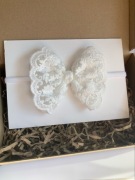 Opaska bezuciskowa kokardka koronkowa biały sesja chrzest roczek urodziny