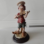 Figurka „Chłopiec grający na skrzypcach” wg projektu Giuseppe Armani