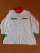 Biały fartuch z czerwono-zielonymi elementami