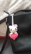 Hello Kitty z serduszkiem, brelok wykonany na szydełku 