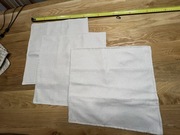 Trzy beżowe poduszki. 40/40 cm