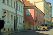 Europa  - Praga - Stare miasto, uliczka i auto,  grafika - plakat 60x40cm