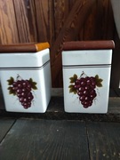 Stare ceramiczne pojemniki z winogronem wiejskie klimaty