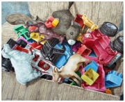 obraz akwarela malarstwo martwa natura kolorowe zabawki 