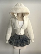 Śnieżnobiała kurtka zwężająca talię 