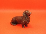 siedzący jamnik - odlewana figurka z brązu - mosiężna miniatura psa