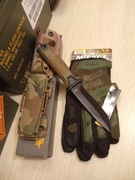 wojskowy, zestaw survivalowy nóż taktyczny i rękawiczki.