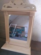 Lustro w drewnianej ramie 