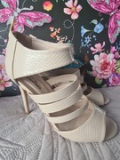 Buty damskie beżowe na obcasie