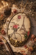 Ozdobna Zawieszka „Paryski Szyk” – Rękodzieło Decoupage 3D (Vintage)