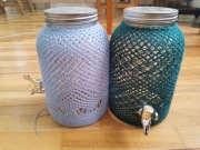 Słoik z kranikiem w ubraniu rękodzieło