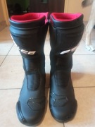 Buty motocyklowe Falco czarne, z czerwonymi wstawkami.