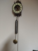 Zegar szkieletowy z napisem Tempie fugit