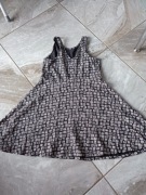 Sukienka biało- czarna w kreseczki old navy 122/128 kod1034
