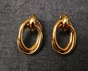 Kolczyki metalowe w kolorze złota