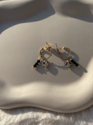 Kolczyki drobne złote kręcone kółeczka boho handmade turmalin jaspis