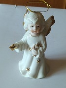 Piękna figurka aniołka, ze złoceniami i dzwoneczkiem, wys. 11 cm