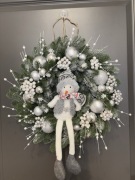 Zimowy wieniec świąteczny 45 cm z bałwankiem – srebrno-biała dekoracja