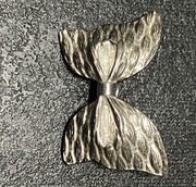 broszka KOKARDECZKA w kolorze srebra, vintage