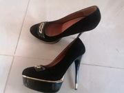 Nowe czółenka czarno- złote na platformie r. 40