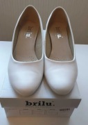 Białe czółenka na niskim obcasie BRILU ślubne r. 40