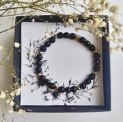 Bransoletka na gumce z czarnego agatu