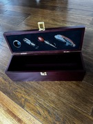 Drewniane pudełko z akcesoriami na wino .