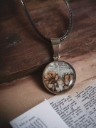 Wisiorek z żywicy na rzemyku – ręcznie robiony, z motywem kwiatów