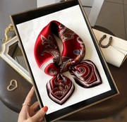 Jedwabna apaszka we wzory w kolorze czerwonym . 